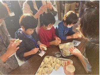 キャベツを活用した餃子づくりの様子