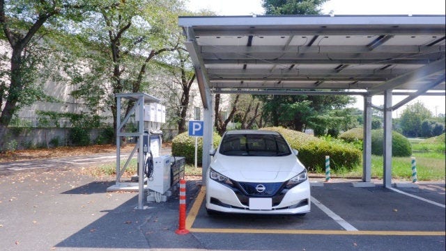 中央研究所に設置したソーラーカーポート、蓄電池、EV車両と充電設備