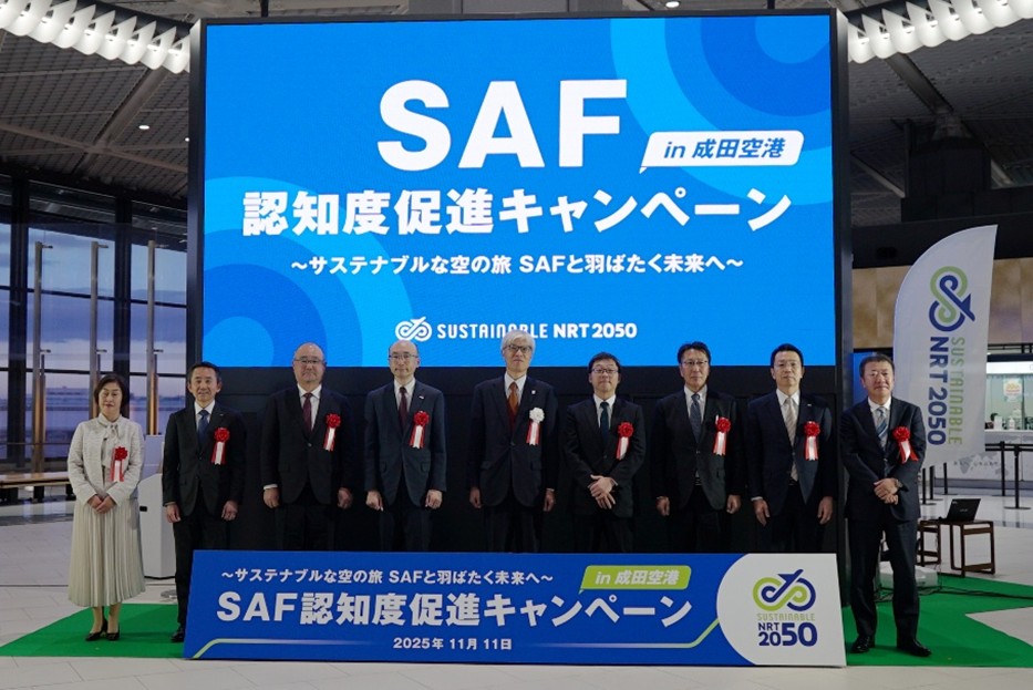 Group photo at the commemorative ceremony (Keigo Nagao, Director and Senior Executive Officer of Cosmo Oil Marketing, is on the far right)