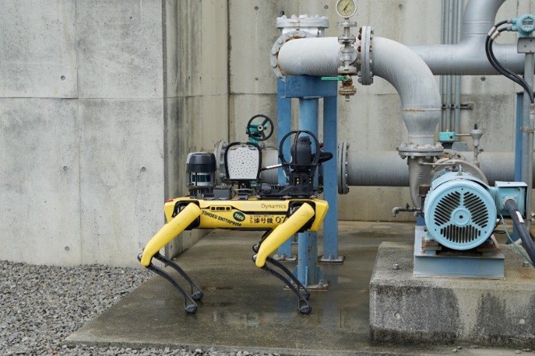 Four-legged walking robot collecting asset data during PoC testing at the Sakai Refinery