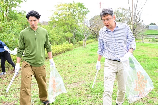 賀来賢人さん、当社社長の山田茂も参加した清掃活動の様子