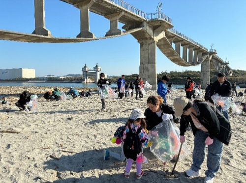 国安海岸での清掃活動の様子