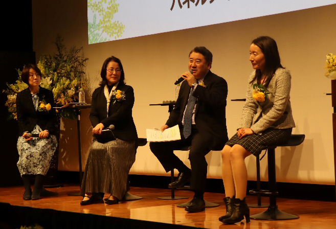 パネルディスカッション（左から愛宕氏、ルゾンカ、小城氏、瀬谷氏）