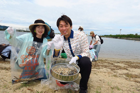 堺浜自然再生ふれあいビーチ周辺での清掃活動（FM大阪DJの珠久美穂子さんと蓬莱大介さん）