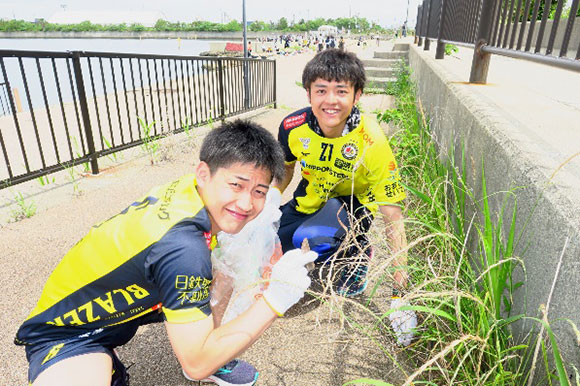 堺浜自然再生ふれあいビーチ周辺での清掃活動（日本製鉄堺ブレイザーズ所属の森愛樹選手と竹元裕太郎選手）