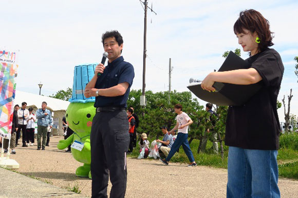 登壇いただいた、堺市副市長の角田陽介さんと堺市の環境マスコットキャラクターのムーやん