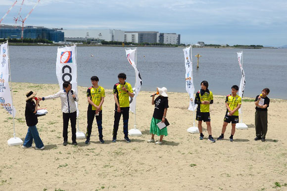 FM大阪DJの珠久美穂子さん、大塚由美さん、片山優さん、ゲストの蓬莱大介さん、日本製鉄堺ブレイザーズ所属の選手たちによるトークショー