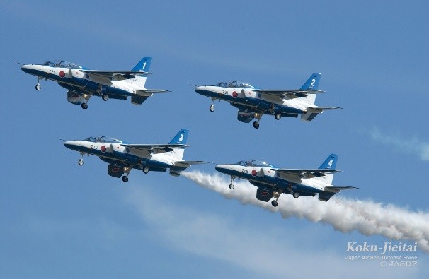 ブルーインパルス展示飛行のイメージ（提供：航空自衛隊）