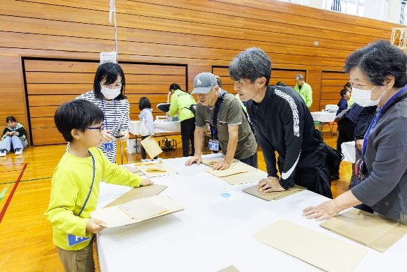 参加者の方とワークショップを楽しむ名良橋 晃さん