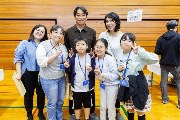 参加者の方とパーソナリティのLOVEさん、中西哲生さん